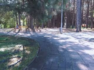 Δημόσιο βρόμικο συνδετήρας σε ένα parc,she αγαπά βαθιά στο λαιμό και πρωκτικό σεξ.