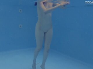 小柄な ロシア marfa swims ヌード で ザ· プール