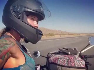 Felicity feline motorcycle nena cabalgando aprilia en sujetador