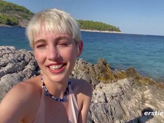 Ersties - agradable annika obras de teatro con ella misma en un caliente playa en croatia