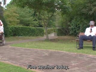 Subtitled 奇異的 日本語 一半 裸 caregiver 在戶外