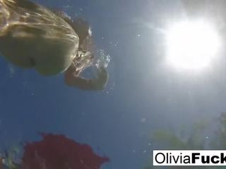Olivia має деякі літо веселощі в в басейн