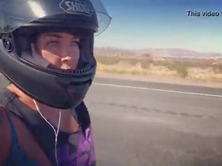 Felicity feline motorcycle bejba jahanje aprilia v nedrček