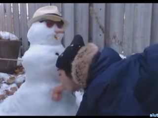 Kanadietiškas paauglys dulkina snowman