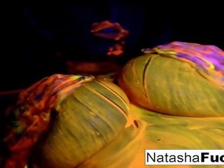 Krūtainas natasha jauks shoots a jautrība un enchanting melnas gaisma filma