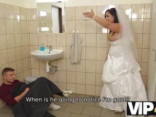 Vip4k. wezen locked in de badkamer, koket bruid doesnt verliezen tijd en verleidt toevallig jongeling
