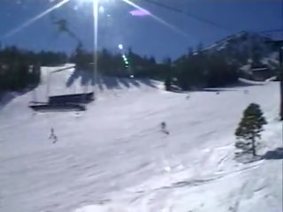 Voluptos bruneta inpulit greu 10 min după snowboarding