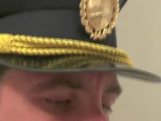 Te-n amatööri drools päällä officers johnson