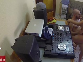 Dj jebanie a scratching v the stoličky s a skrytý semeno špionážne môj terrific gf