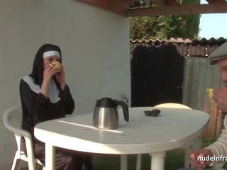 Nuori ranskalainen nunna sodomized sisään kolmikko kanssa papy tirkistelijä
