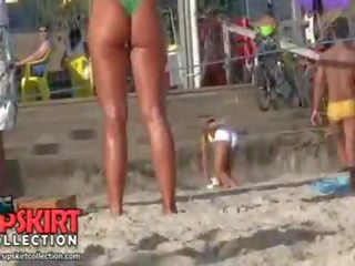 The glorious pustak jest ma na sobie za naprawdę mały bikini rzemeń na jej bogini i bańka tyłek