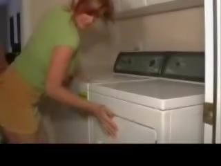 Amatieri mammīte jāšanās par laundry mašīna