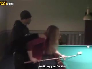 Gašlus padavėja į billiards gauna nuogas ir čiulpimas