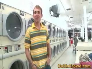 Lascivious homoseksualec youths ob umazano film v javno laundry 1 s outincrowd